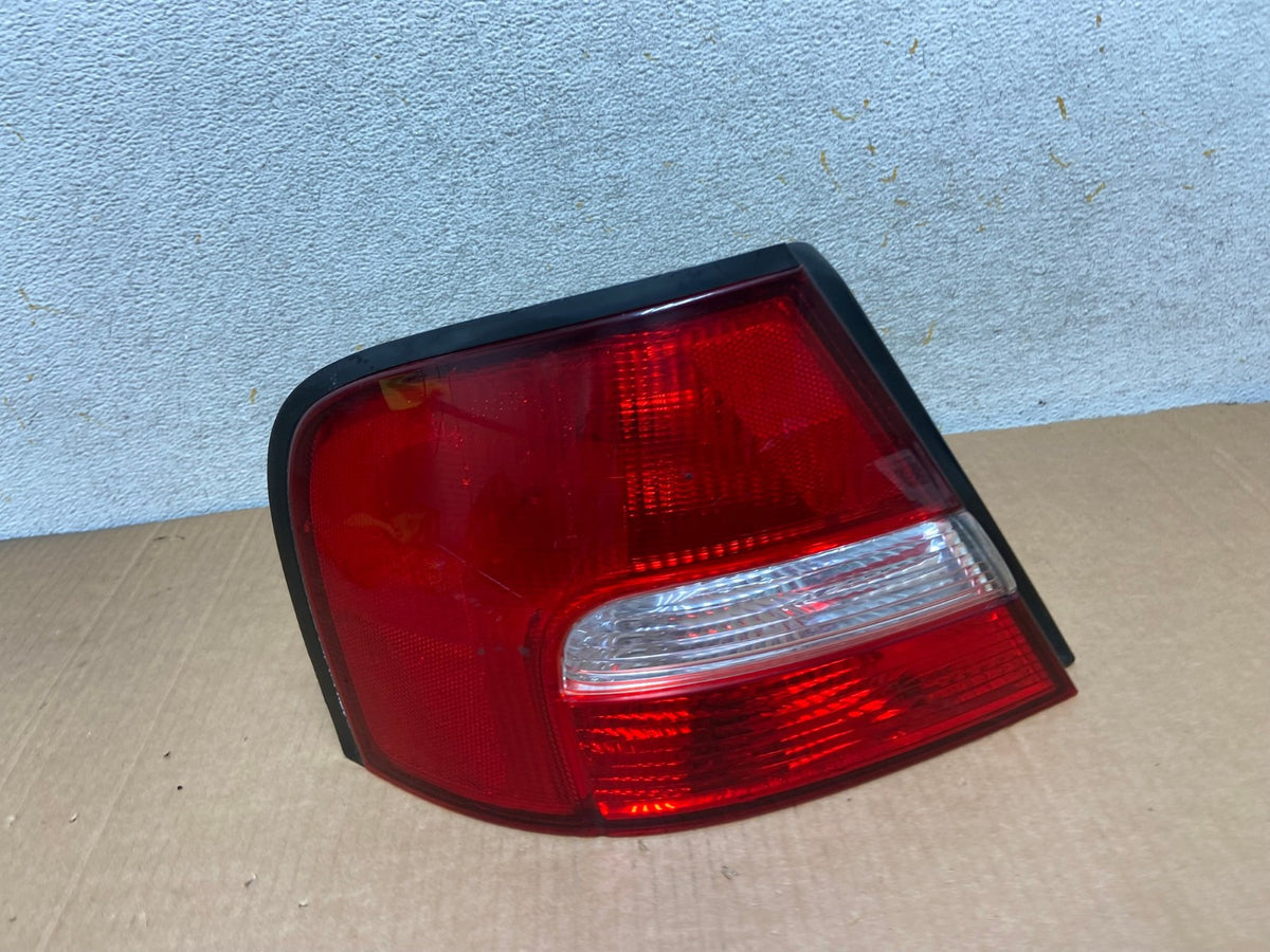 2000 to 2001 Nissan Altima Left Driver LH Side Tail Light AI8392 LK0