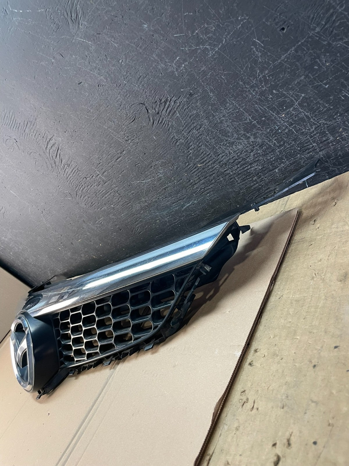 2007 - 2009 Mazda CX9 CX-9 Front Upper Grill Grille Emblem AD8313 DG2
