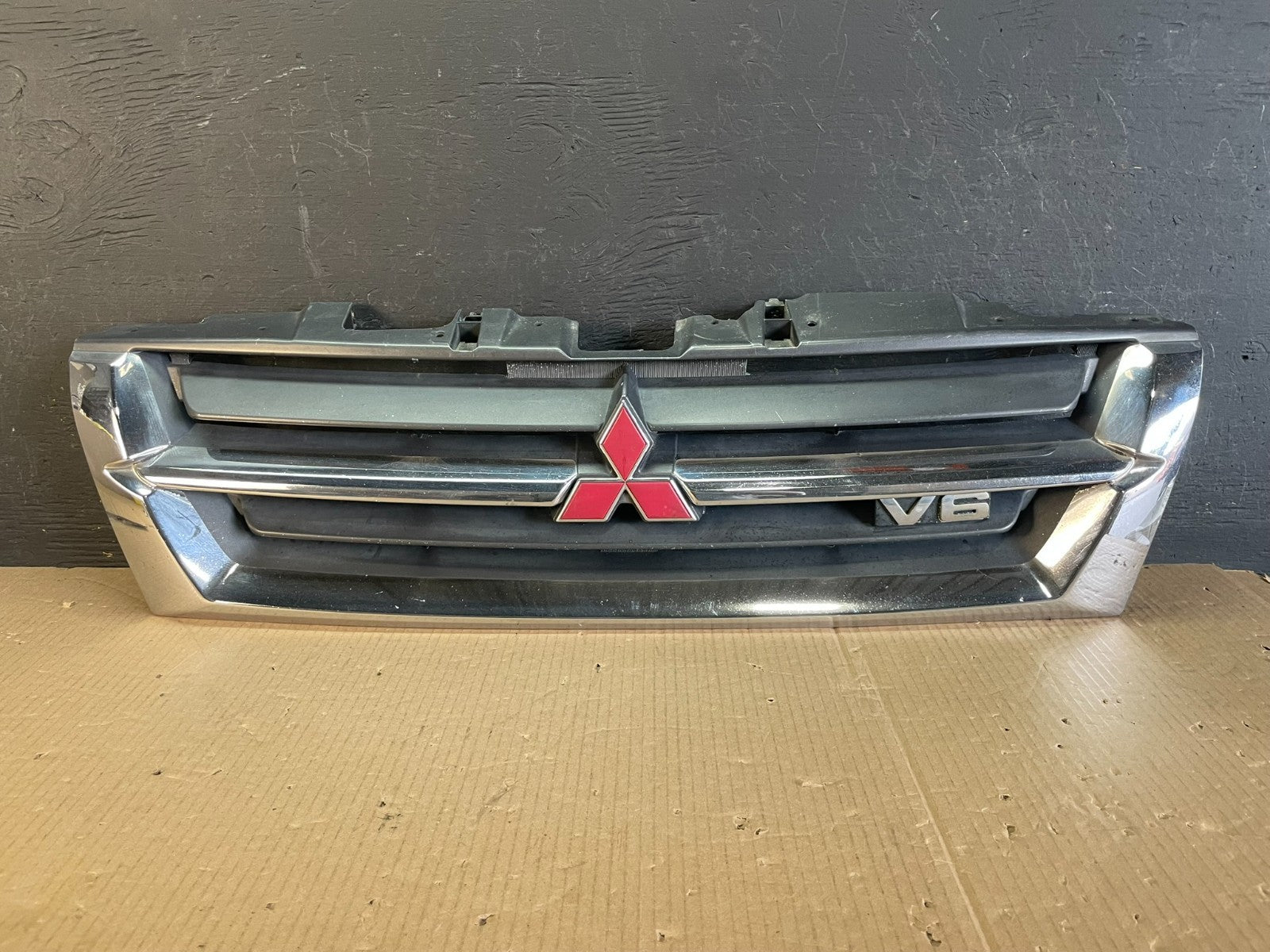 2001 2002 Mitsubishi Montero Front Upper Grill Grille AE3732 DG0