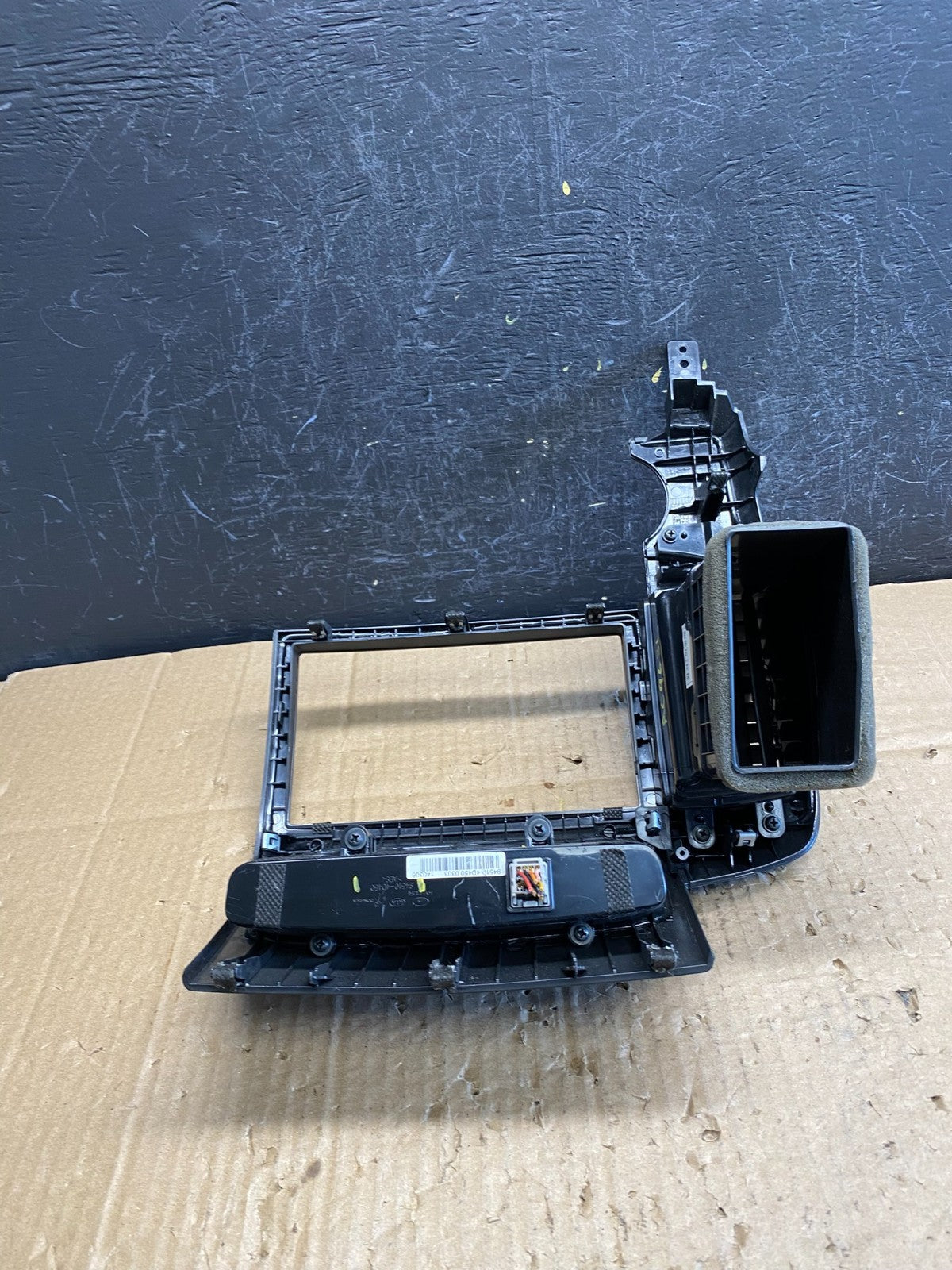 2006-2014 Hyundai Entourage Sedona Center Radio Clock Bezel Air Vent AC9631 DG2