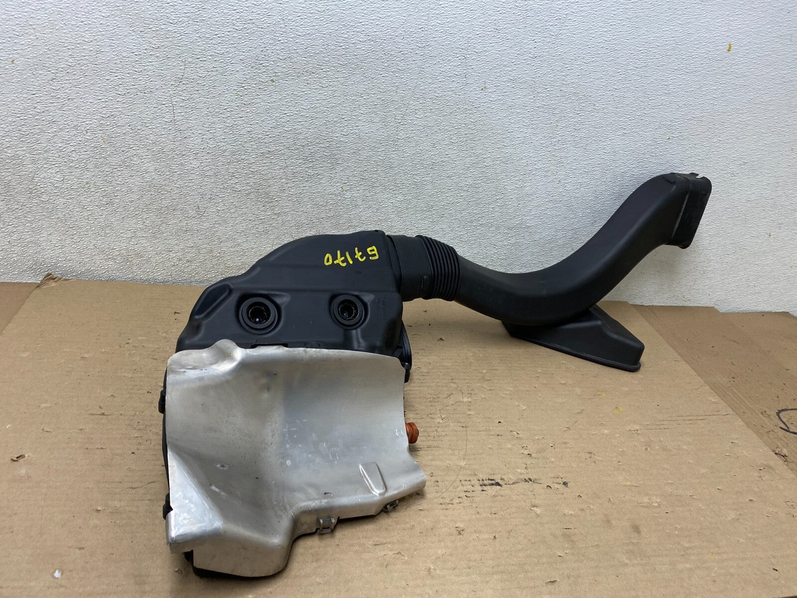 2010-2015 BMW 550i 750i Right Passenger Engine Air Cleaner Filter Bow G71706