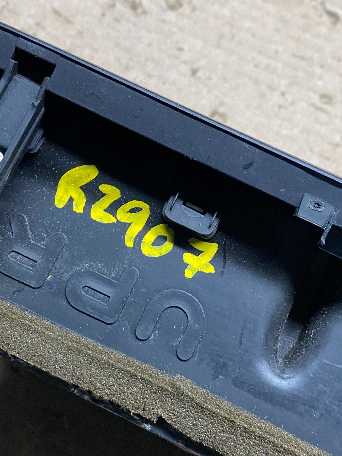 1997 to 2001 Lexus ES330 ES300 Front Center Side Air Vent R2907 DG7