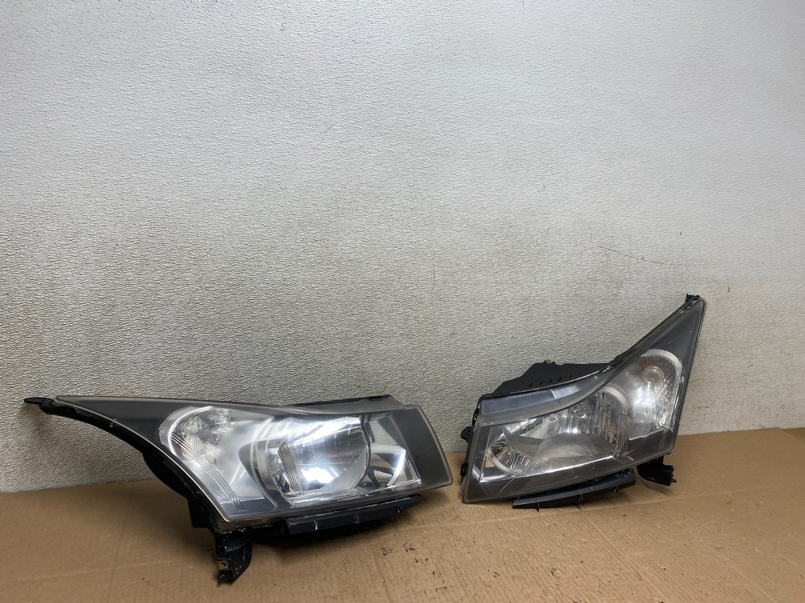 2011 to 2015 Chevrolet Cruze Halogen Left+Right Set Headlights W0839 DW2
