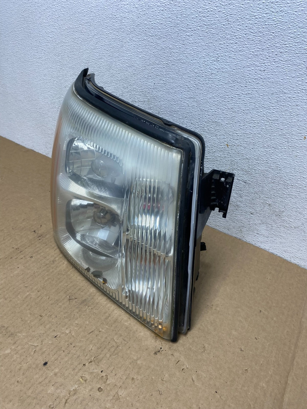 2002-2006 Cadillac Escalade Right Passenger Side Xenon Headlight AF9633 DW1