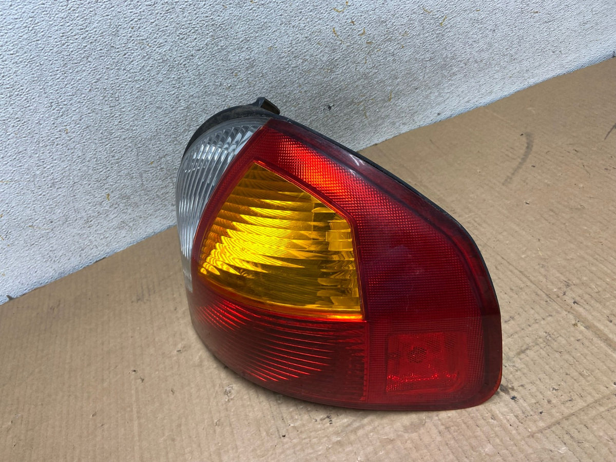 2001 2002 2003 2004 Hyundai Santa Fe Right Passenger Rh Tail Light AI7911 LK1
