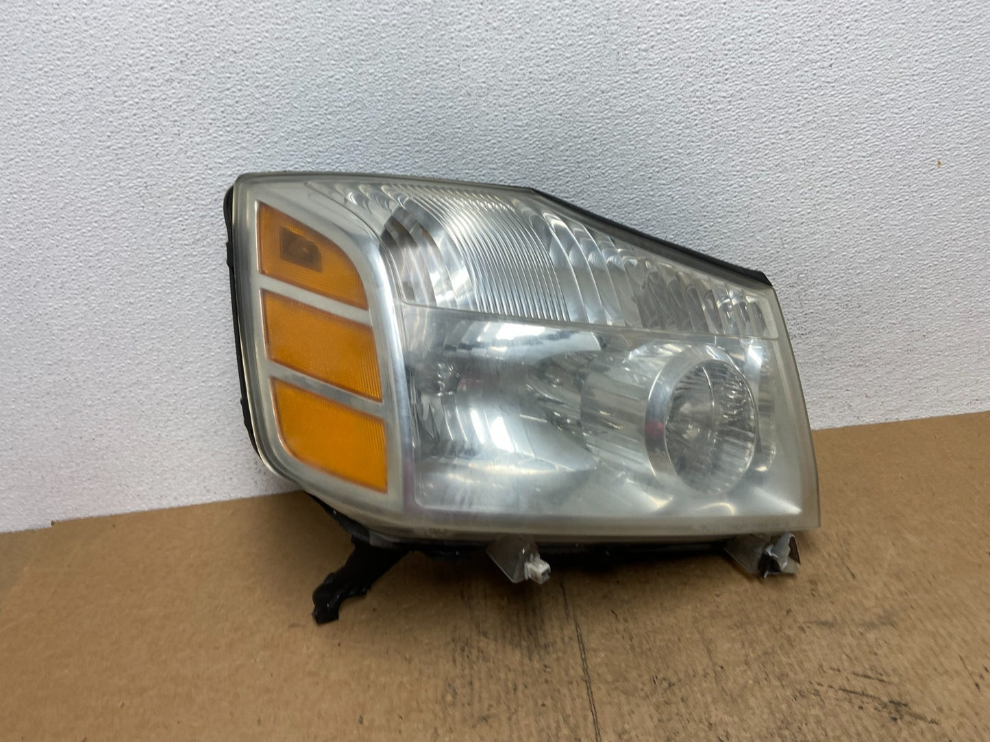 2004 to 2007 Nissan Armada Right Passenger RH Side Headlight Oem AC3715 DW0