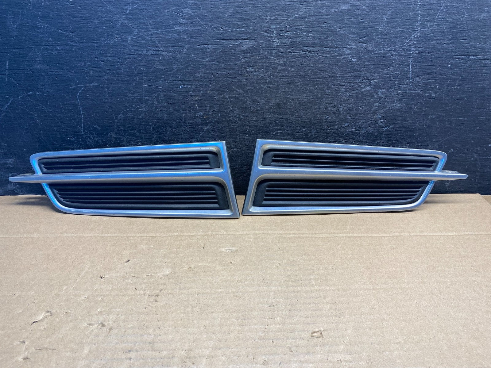 2013 to 2017 Cadillac XTS Front Left+Right Fog Light Cover Trim AE8194 DG0