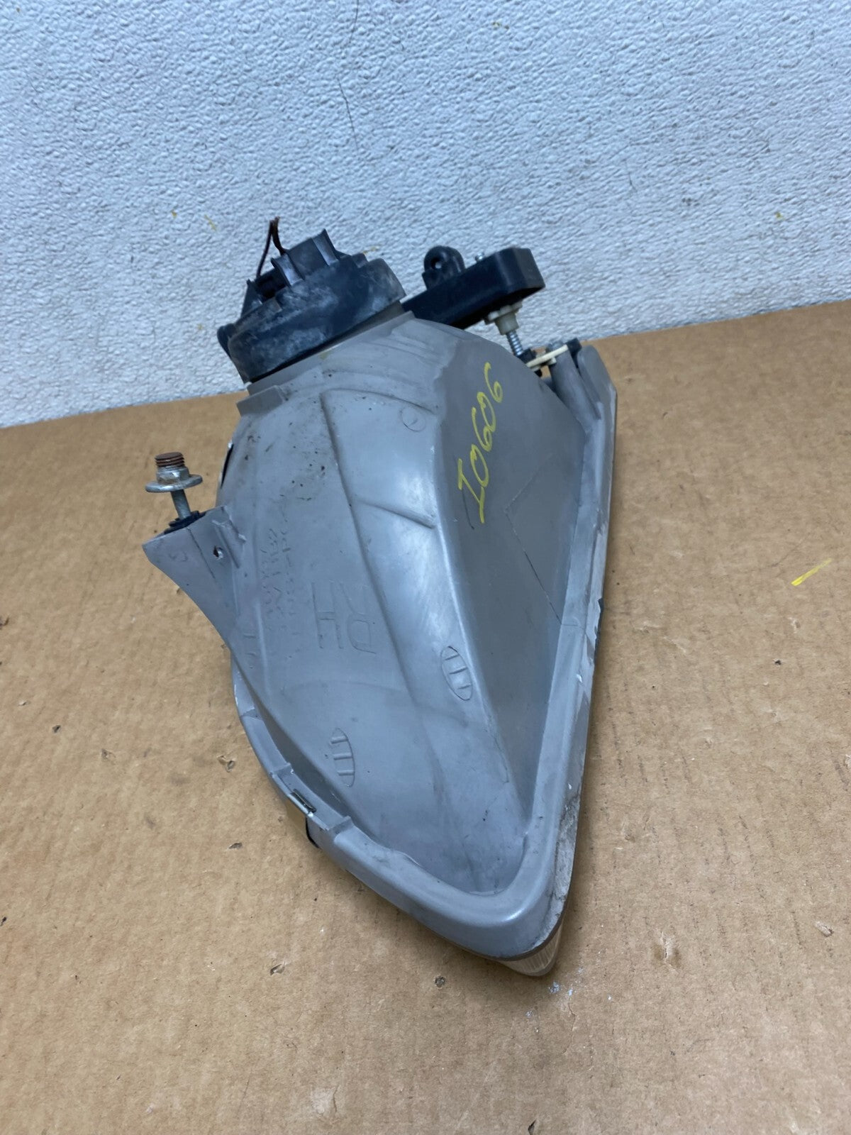 2001 2002 2003 Toyota Sienna Right Passenger Rh Side Headlight Halogen I06069
