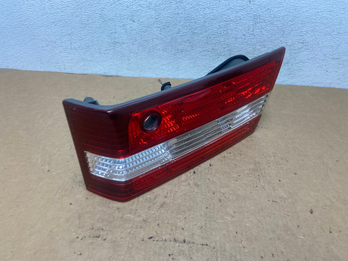 2000 2001 Lexus ES300 Inner Right Passenger RH Side Tail Light AD5252 LK2