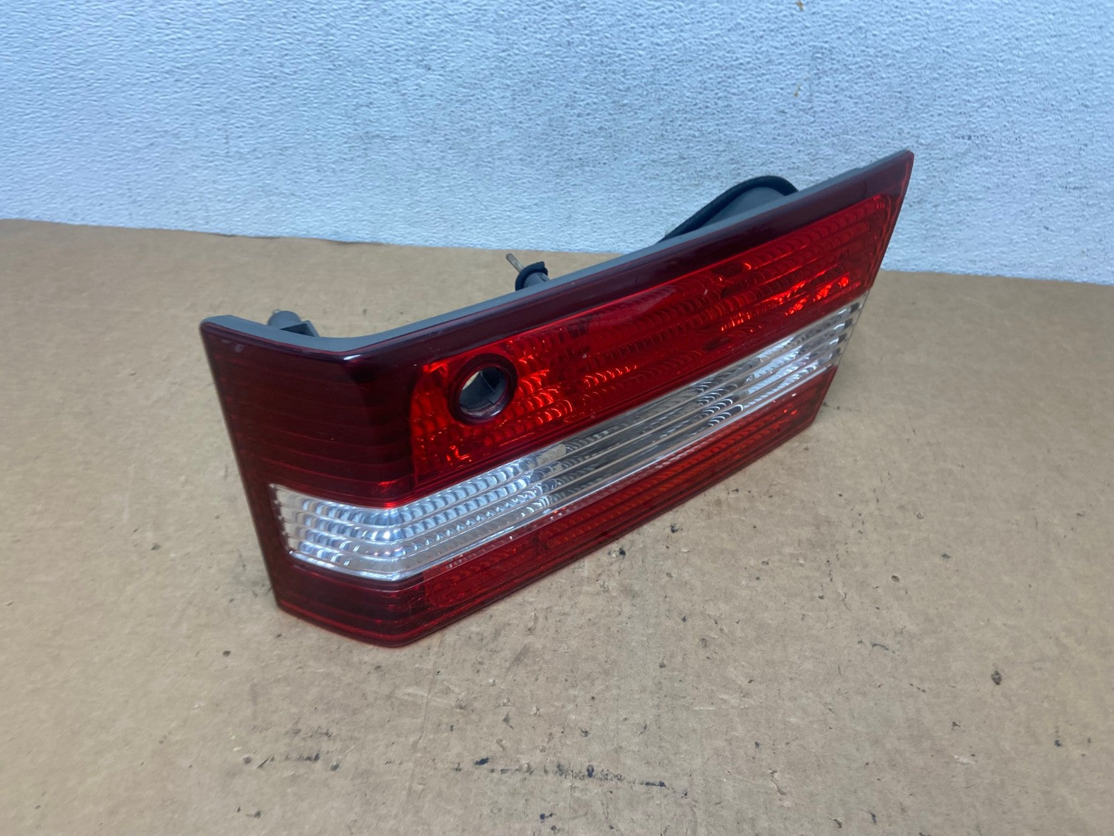2000 2001 Lexus ES300 Inner Right Passenger RH Side Tail Light AD5252 LK2
