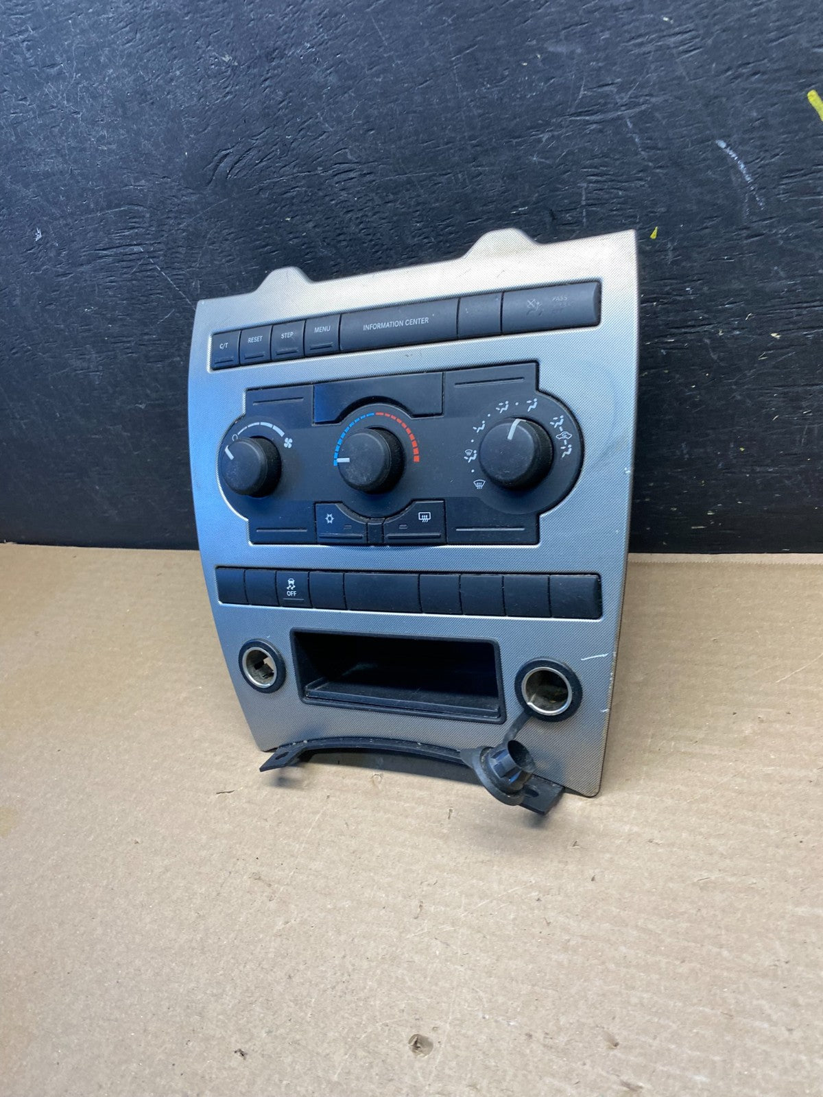 2005 2006 2007 Jeep Commander Grand Cherokee A/C Climate Control Bezel s2724 DG2