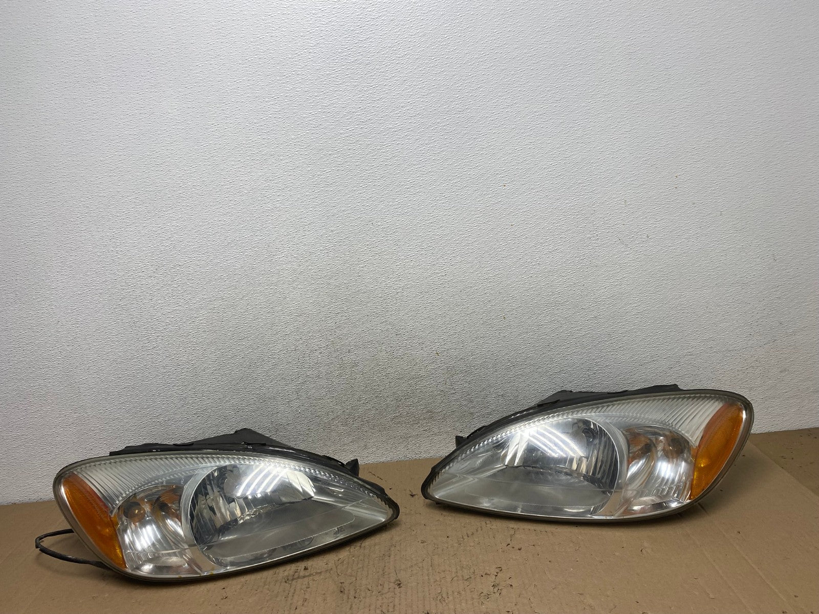 2000 to 2007 Ford Taurus Left+Right Side Halogen Headlights AF4231 LK0