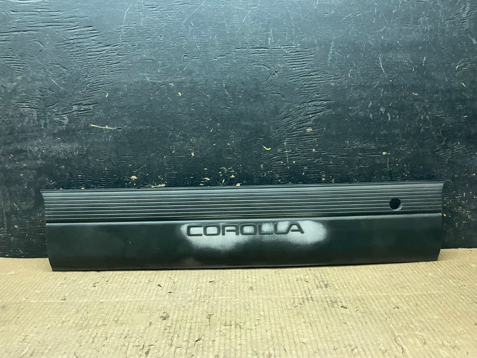 1993-1996 Toyota Corolla  Sedan Rear Center Garnish Panel 76801-12420 Y6513 DG0