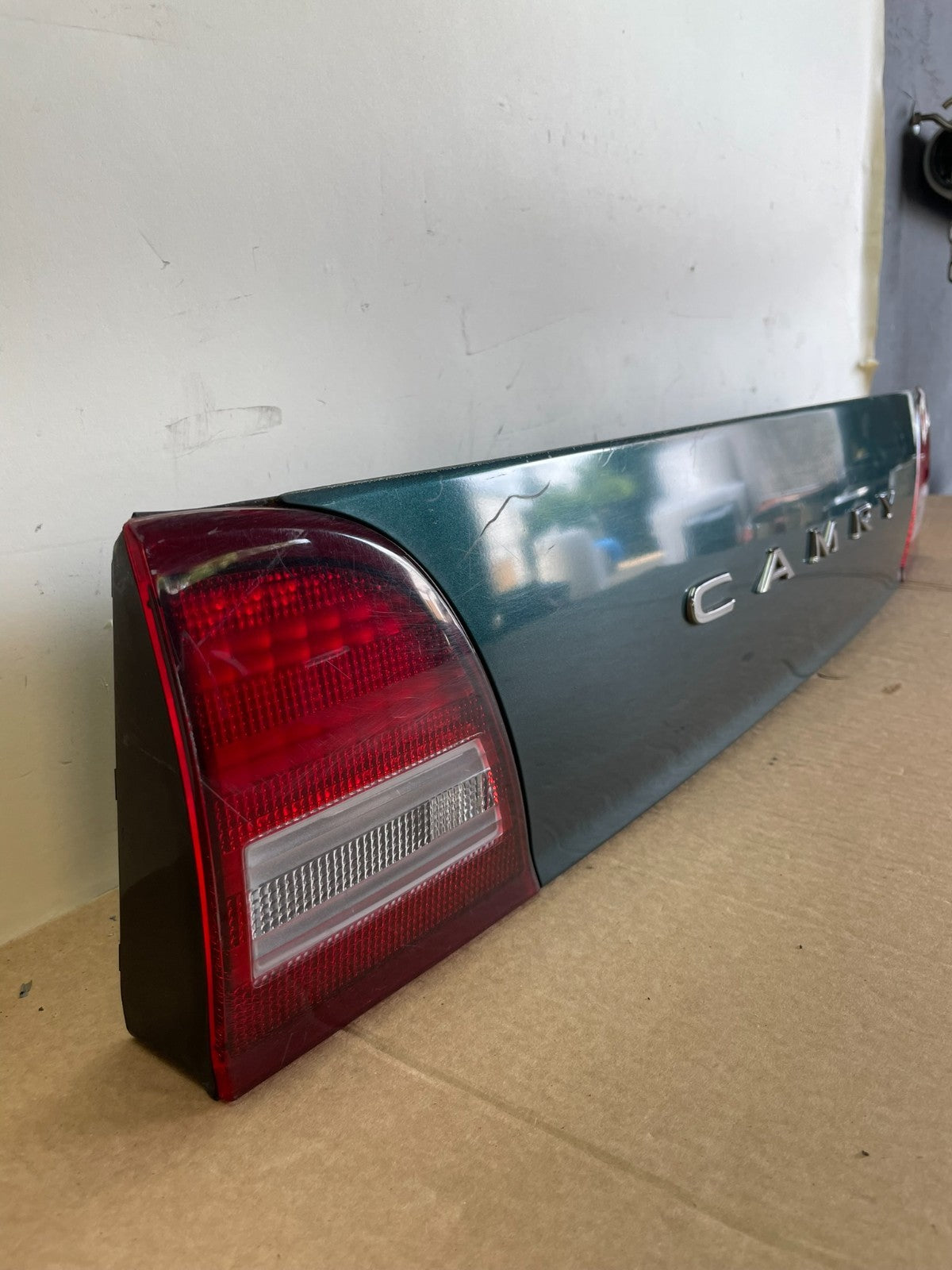 1995 1996 Toyota Camry Center Trunk Rear Tail Light AG2863 DG2