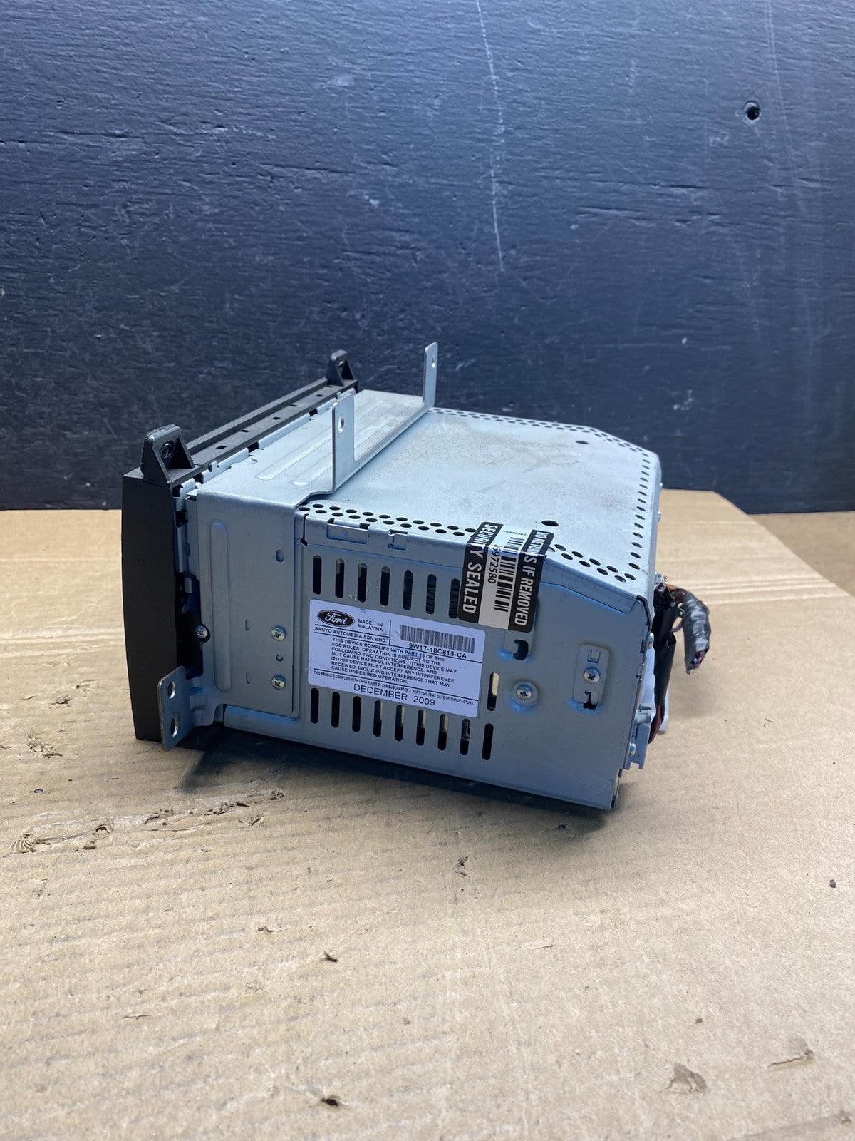 2006 - 2011 Lincoln Town Car AM/FM Radio CD Player AD6561 DG1