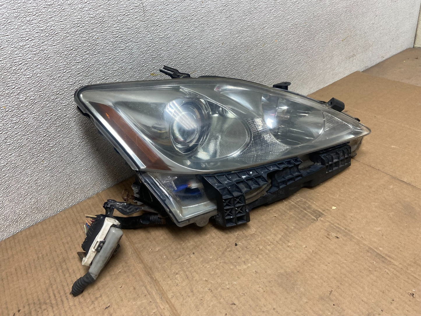 2006 - 2010 Lexus IS250 Right Passenger RH Side Xenon Headlight OEM AA6204  DG2