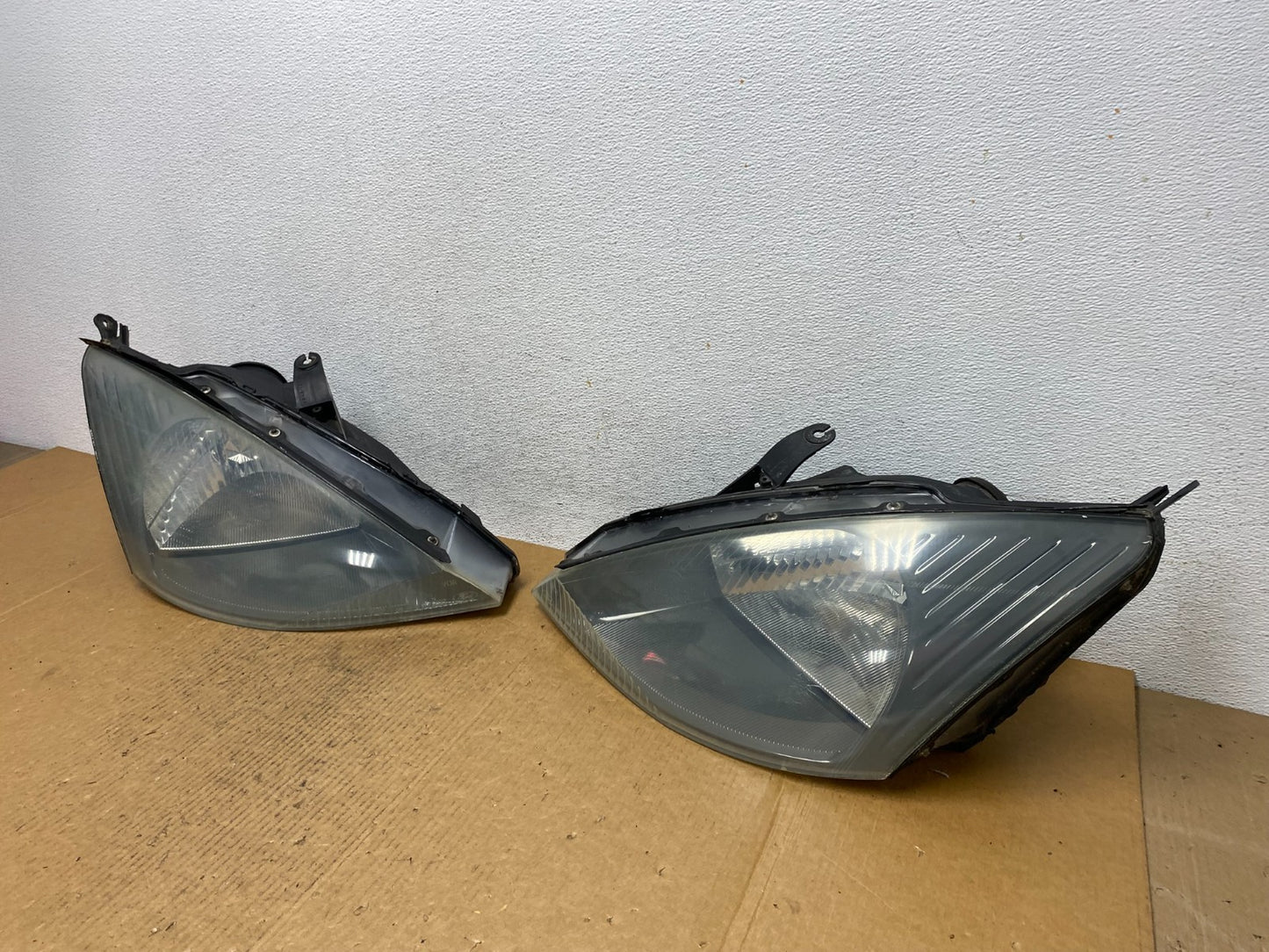 2000 to 2002 Ford Focus Left+Right Set Halogen Headlights AE0607 DW1