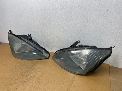 2000 to 2002 Ford Focus Left+Right Set Halogen Headlights AE0607 DW1