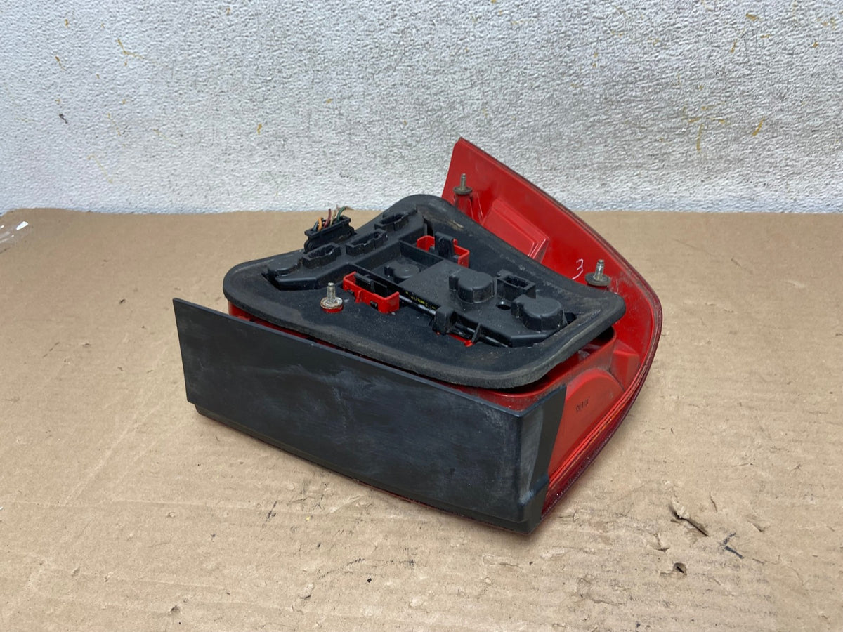 2004 to 2005 Volkswagen Jetta Right Passenger RH Side Tail Light AI0970 LK5