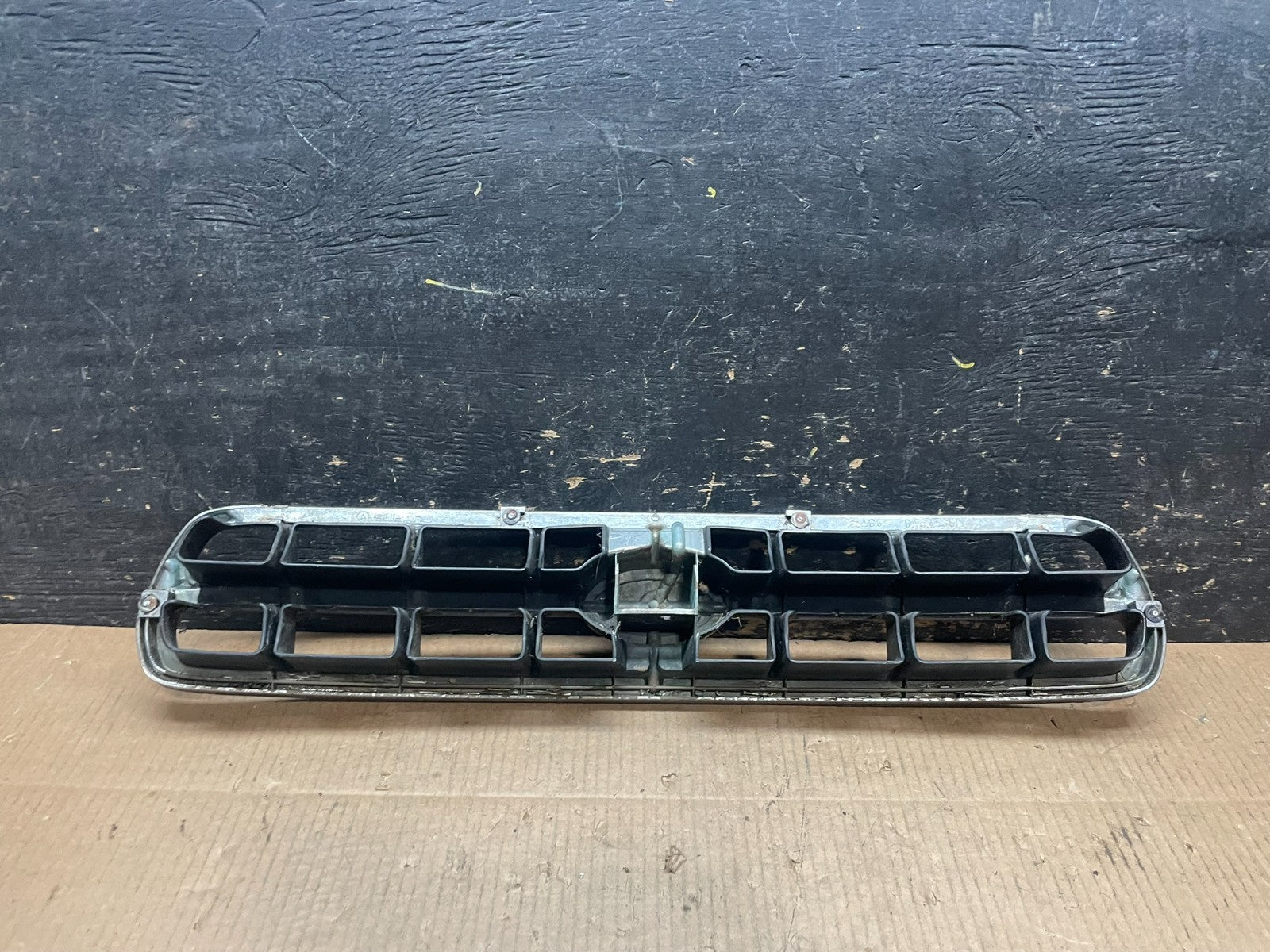 2000 to 2002 Subaru Legacy Outback Grill Grille OEM Y1931 DG4