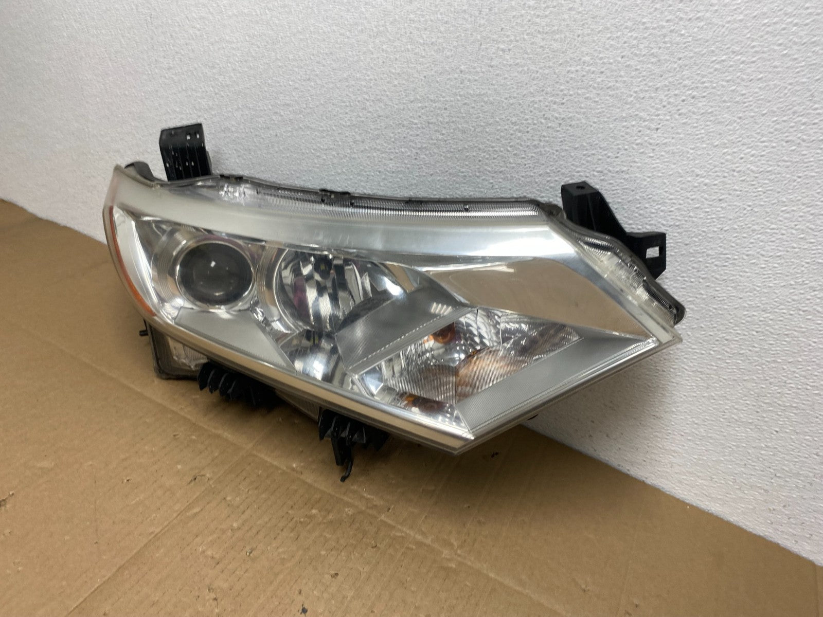 2012 to 2017 Nissan Quest Right Passenger RH Headlight Halogen AB8123 DW1