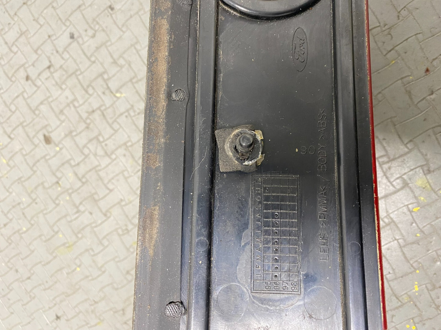 1997 1998 1999 Mercury Grand Marquis Trunk Lid Center Tail Light C6033 PS13