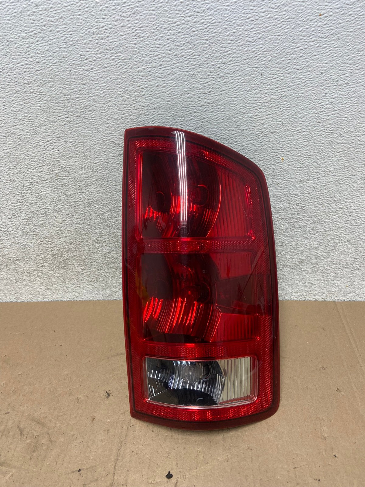 2002 to 2006 Dodge Ram 1500 Right passenger Rh side Tail Light AG4736 LK0