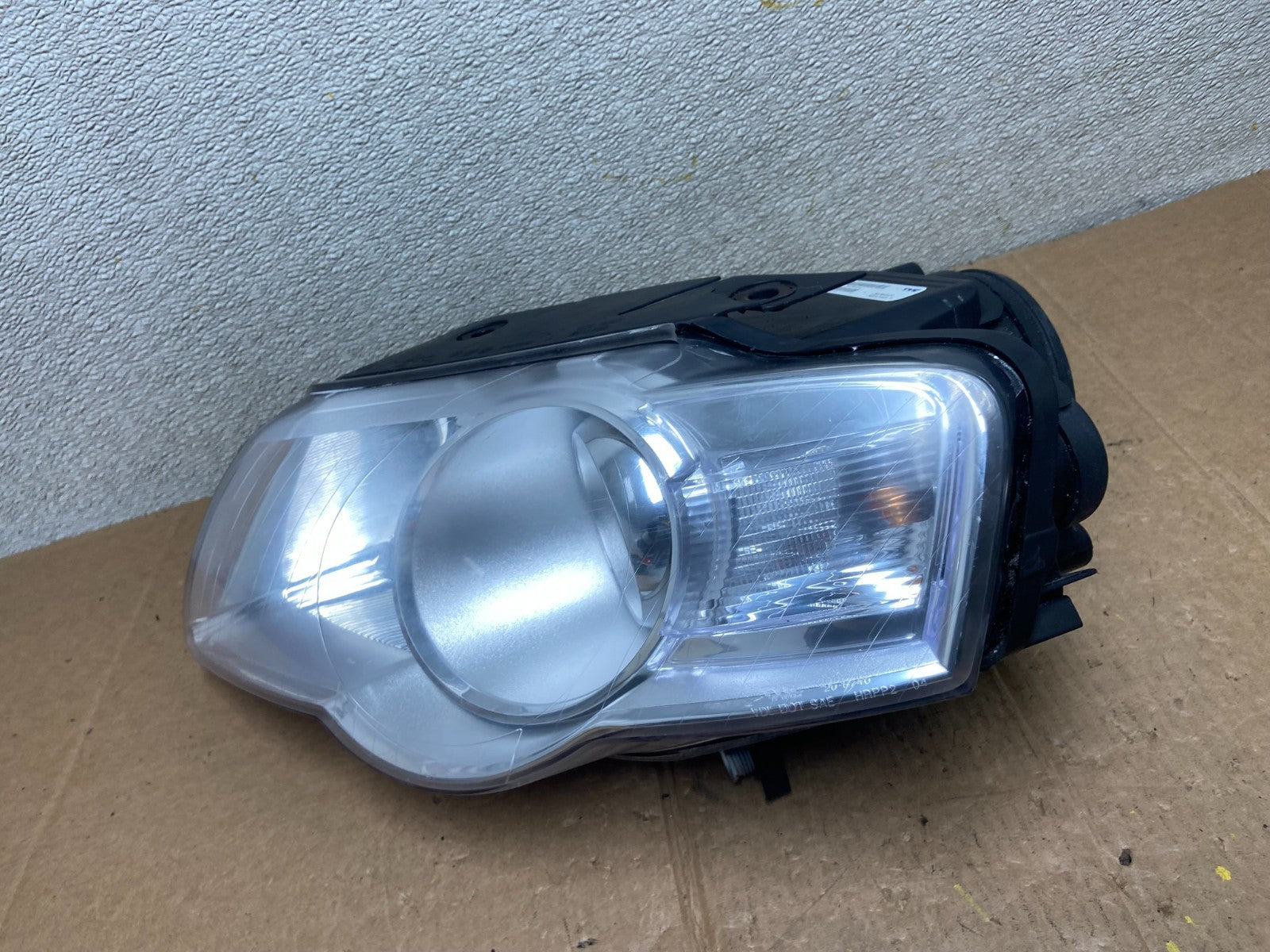 2006-2010 Volkswagen Passat Left Driver Side Halogen Headlight OEM AA14901