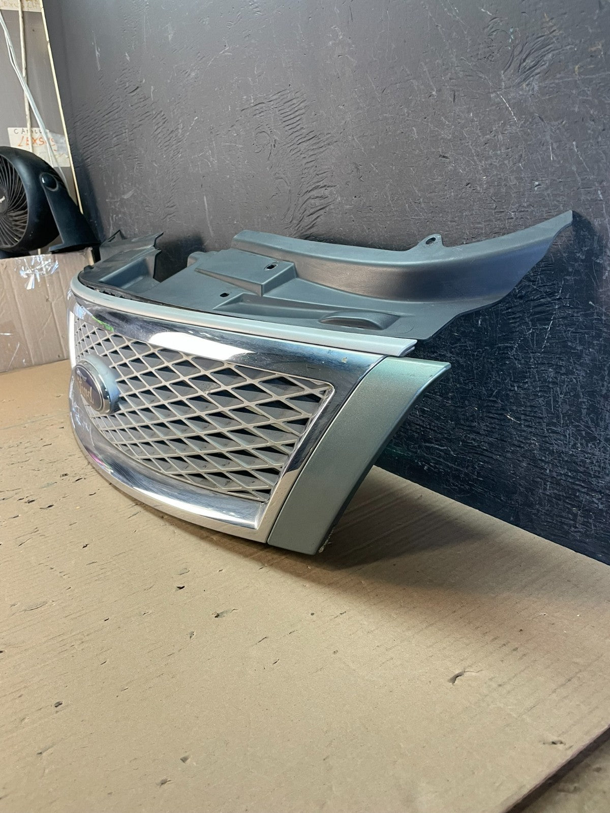 2005 2006 2007 Ford Five Hundred Front Upper Grill Grille Logo Emblem AE0760 DG1