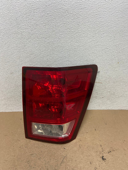 2005 - 2006 Jeep Grand Cherokee Right Passenger Rh Side Tail Light AF5725 LK0