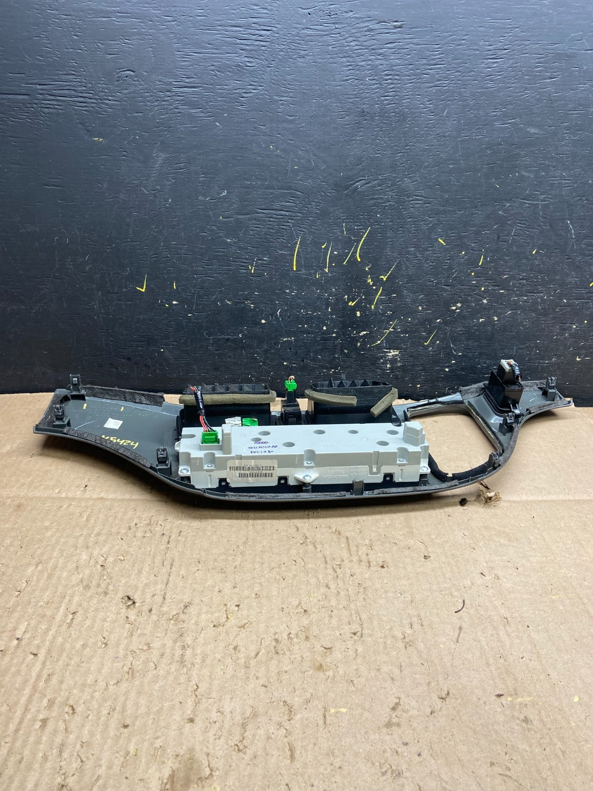 2005 to 2010 Honda Odyssey  Radio Climate Control Dash Trim Bezel Y5424 DG4