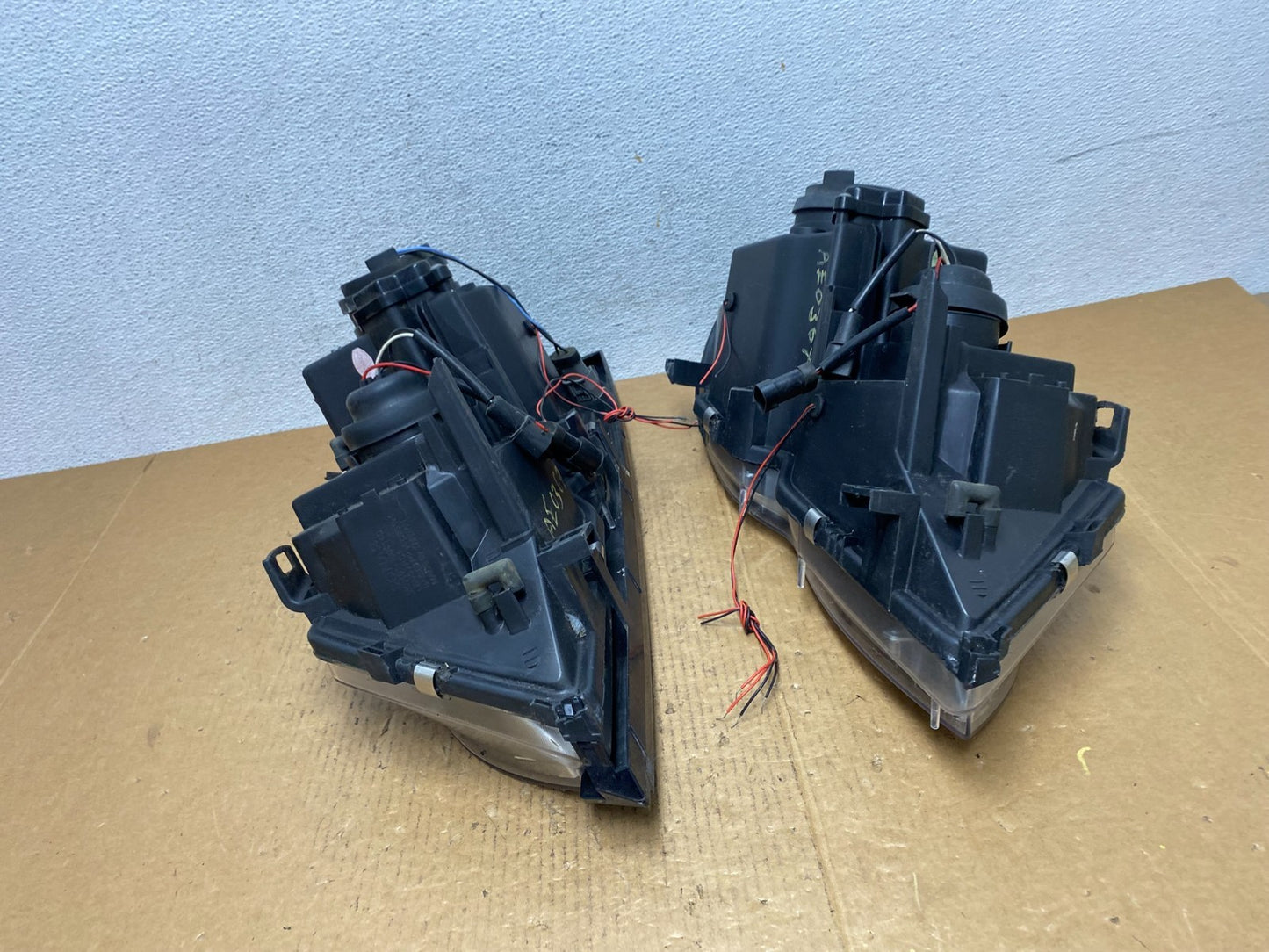 2002-2005 BMW E46 3 Series Left+Right Set Side Headlights AE03678