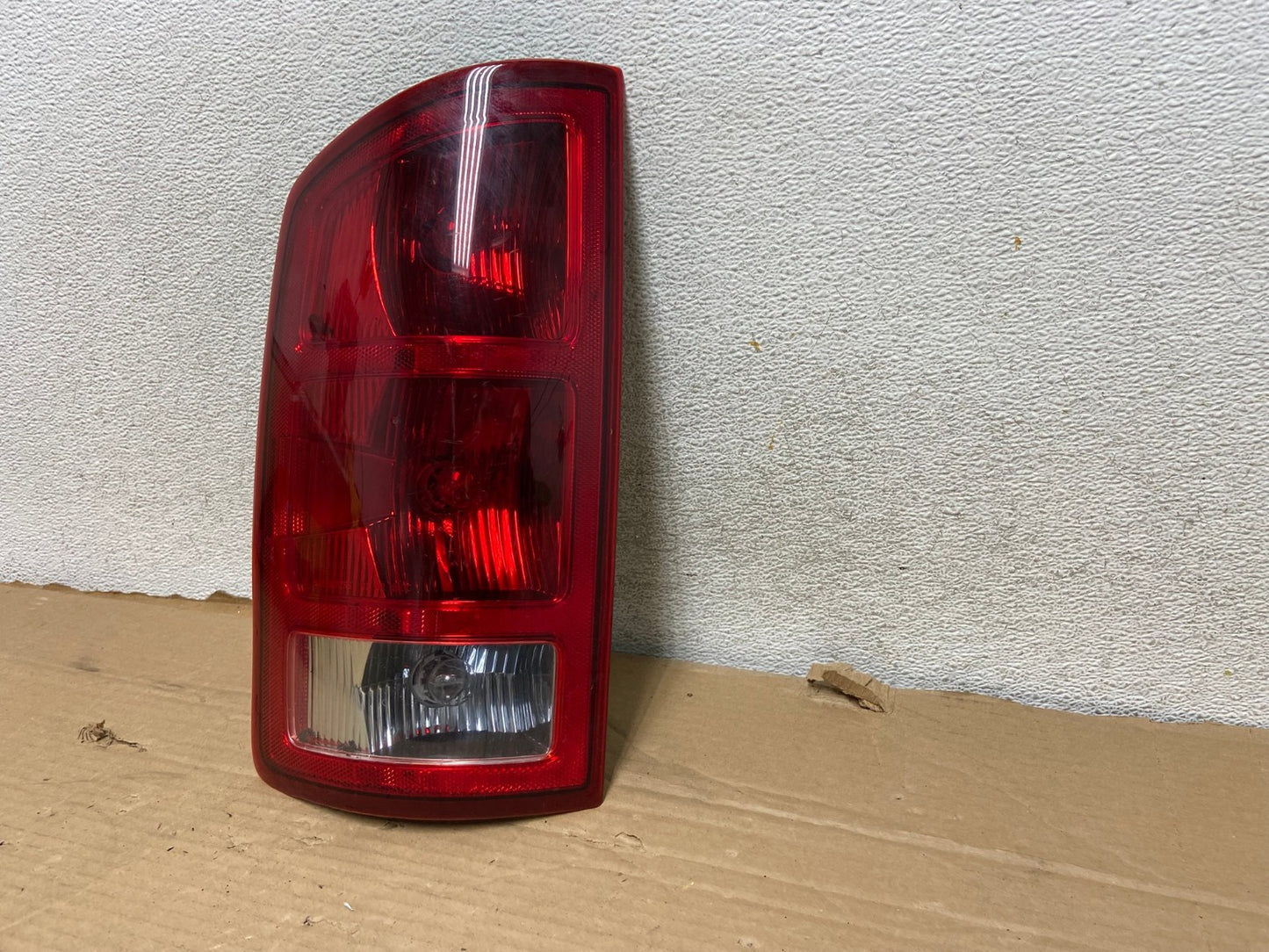 2002 to 2006 Dodge Ram 1500 Left Driver side Tail Light AG8192 LK2