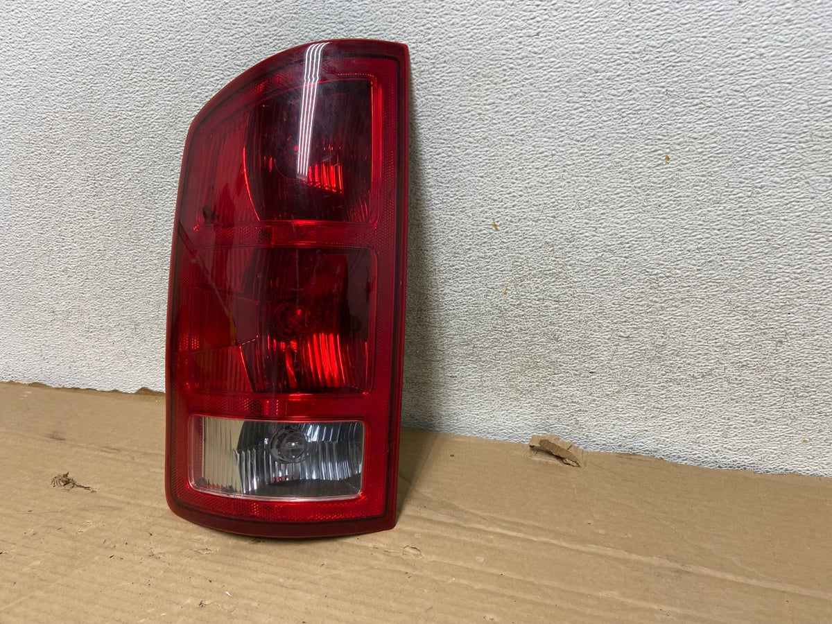 2002 to 2006 Dodge Ram 1500 Left Driver side Tail Light AG8192 LK2