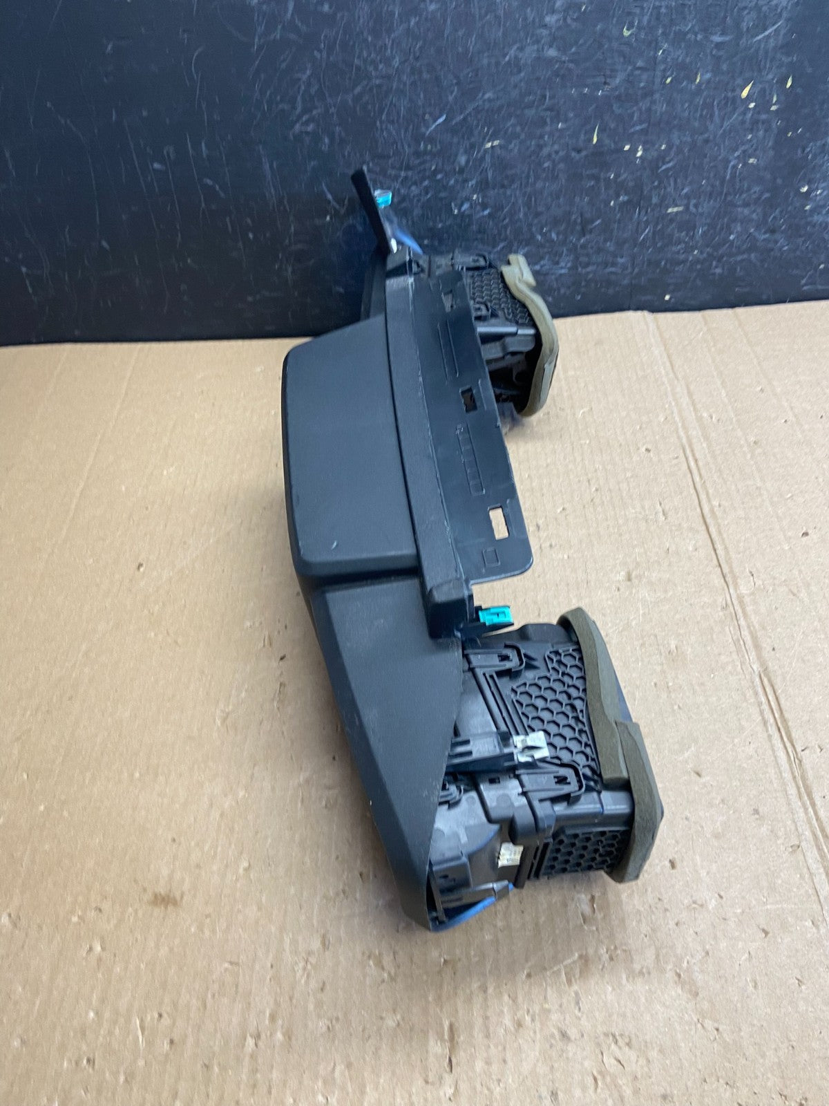 2020 to 2023 Ford Explorer Console Radio Display Screen Air Vents AE4240 DG2