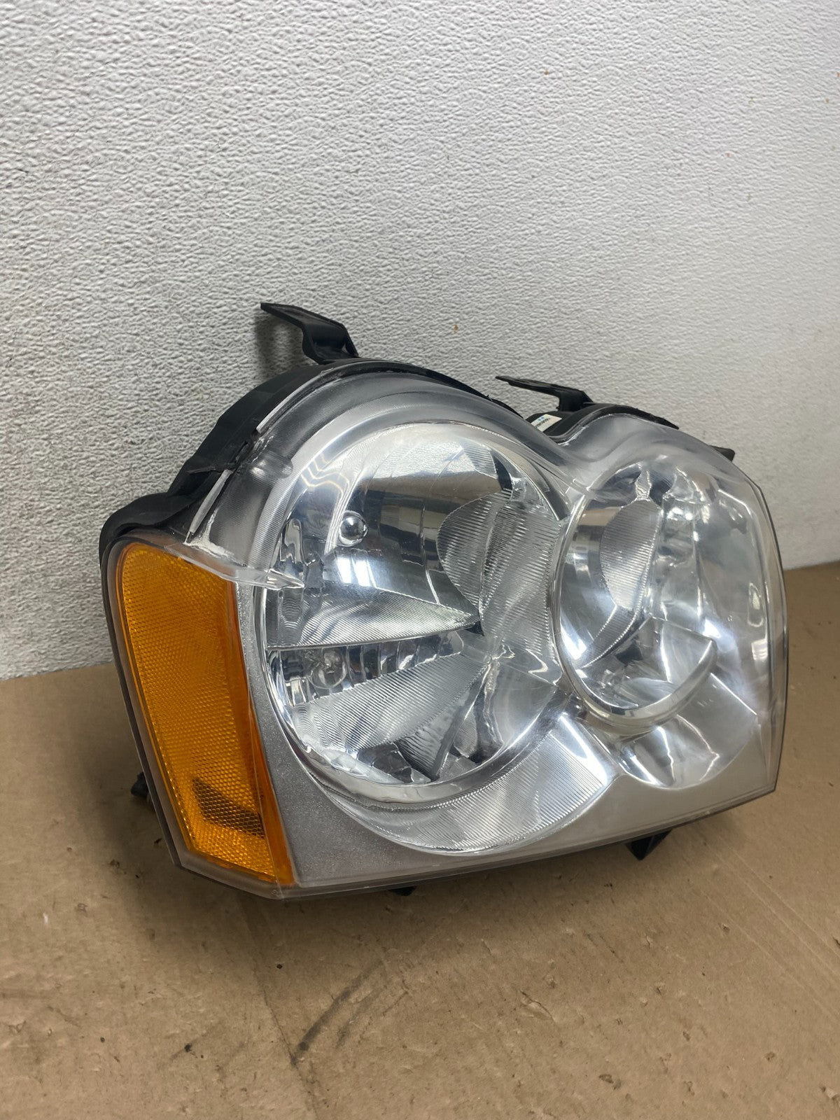 2005-2007 Jeep Grand Cherokee Right Passenger RH Halogen Headlight AG4821 DW2