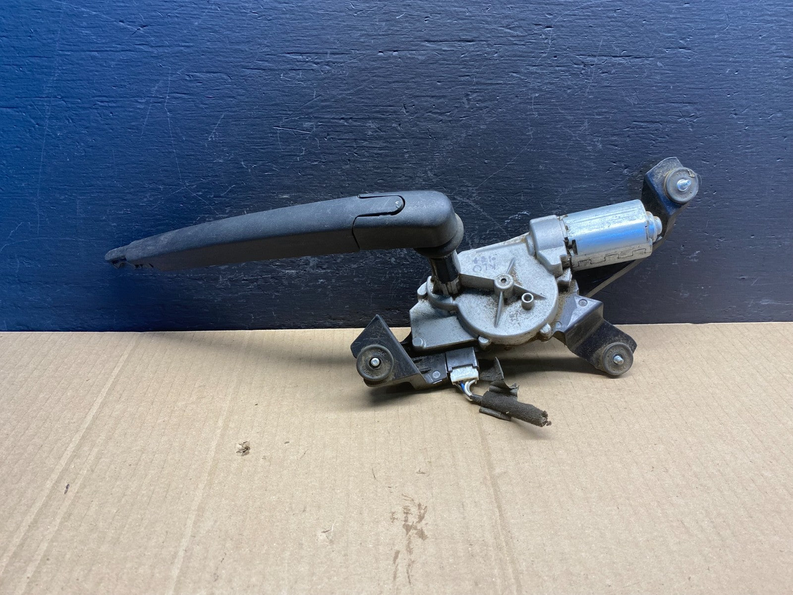 2016 - 2018 Kia Sorento Rear Glass Windshield Wiper Motor AC0869 DG0
