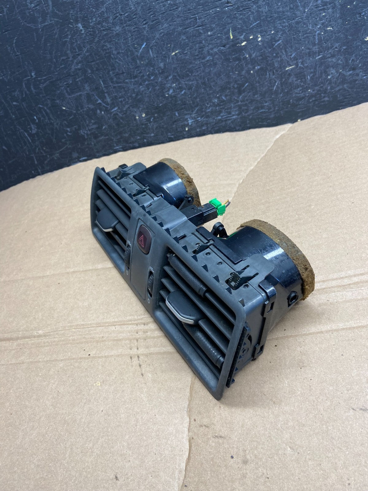 2003 to 2014 Volvo XC90 Center Dash Bezel Hazard Switch Air Vent AF1773 DG2