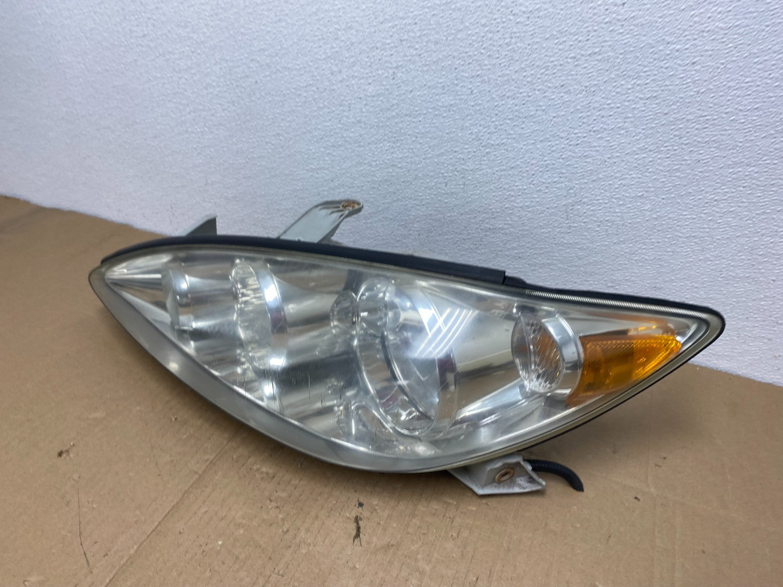 2005 to 2006 Toyota Camry Left Driver LH Halogen Headlight AB8133 DW1