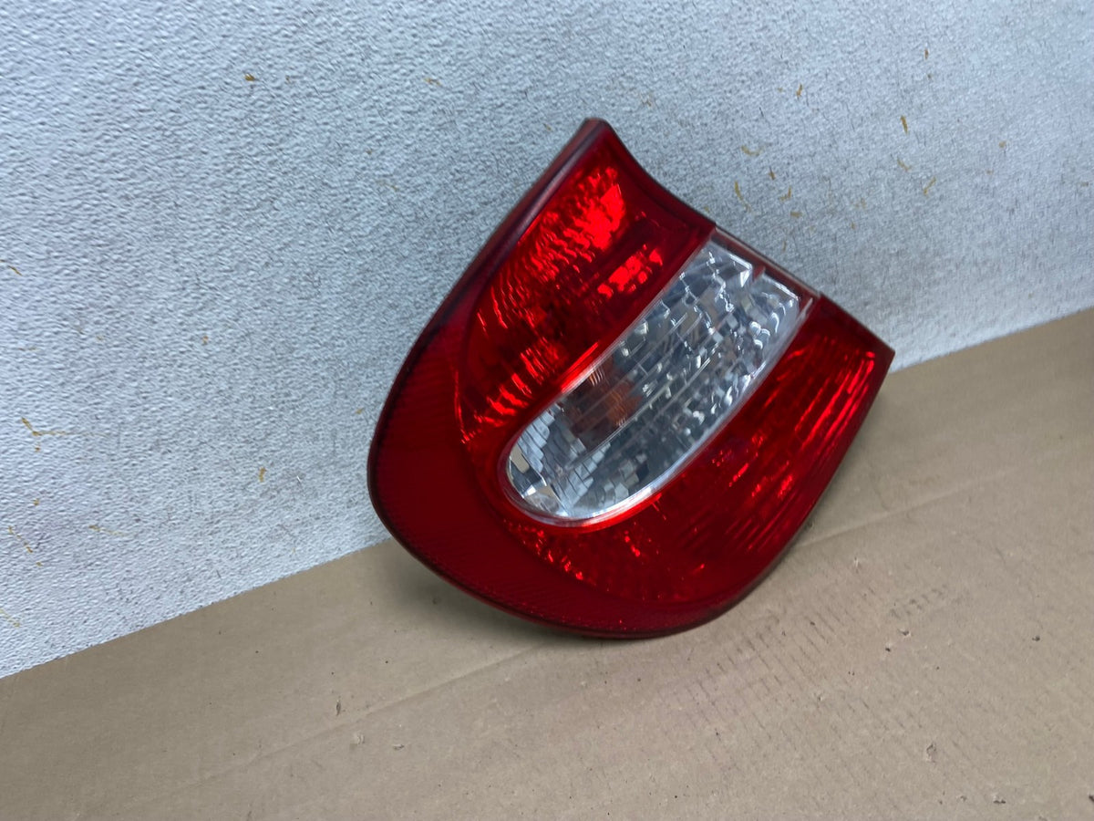 2002 2003 2004 Toyota Camry Left Driver LH Side Tail Light AI14172