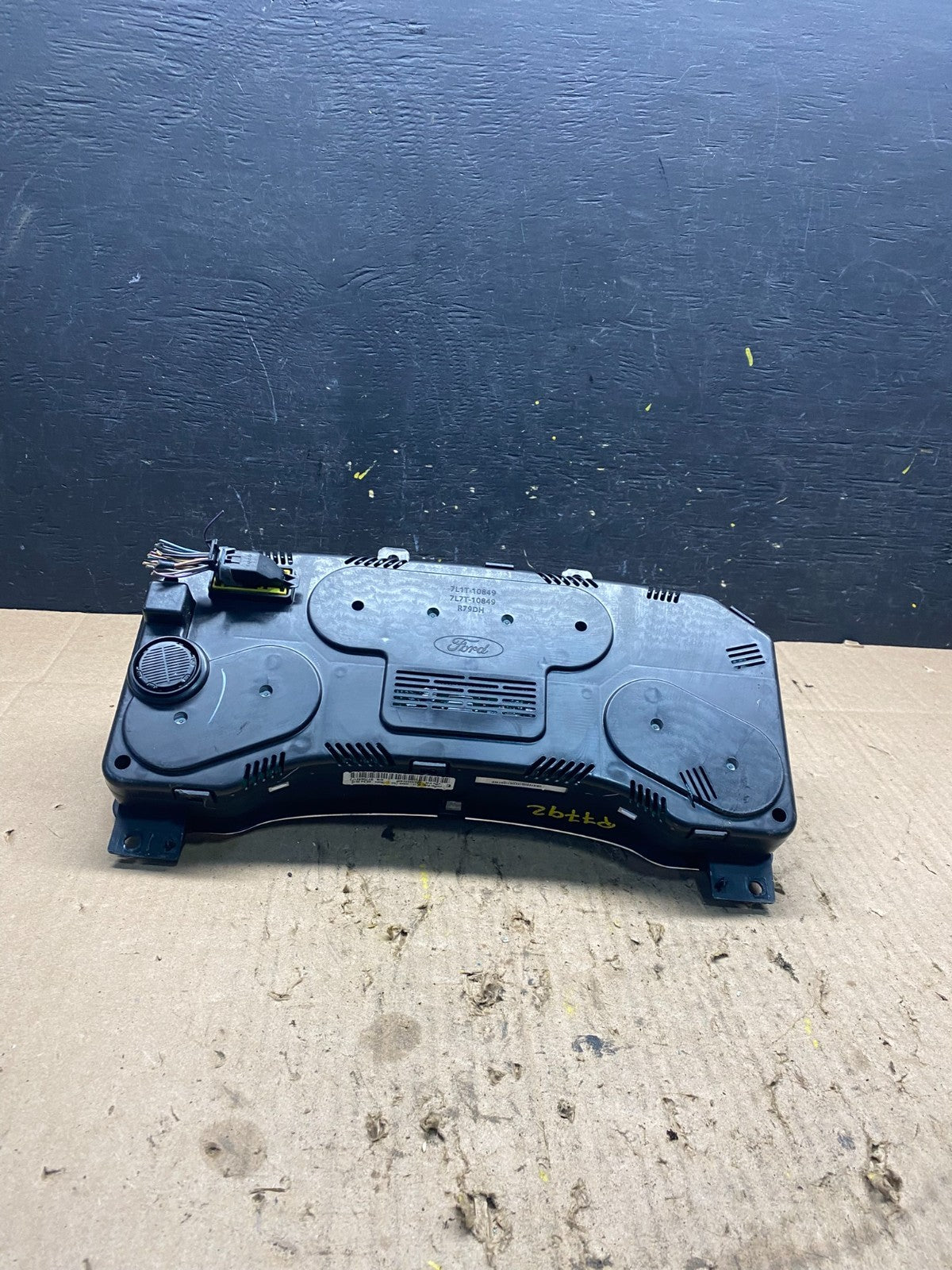 2010 2011 Ford  Expedition Speedometer Cluster Gauge Oem P7792 DG5