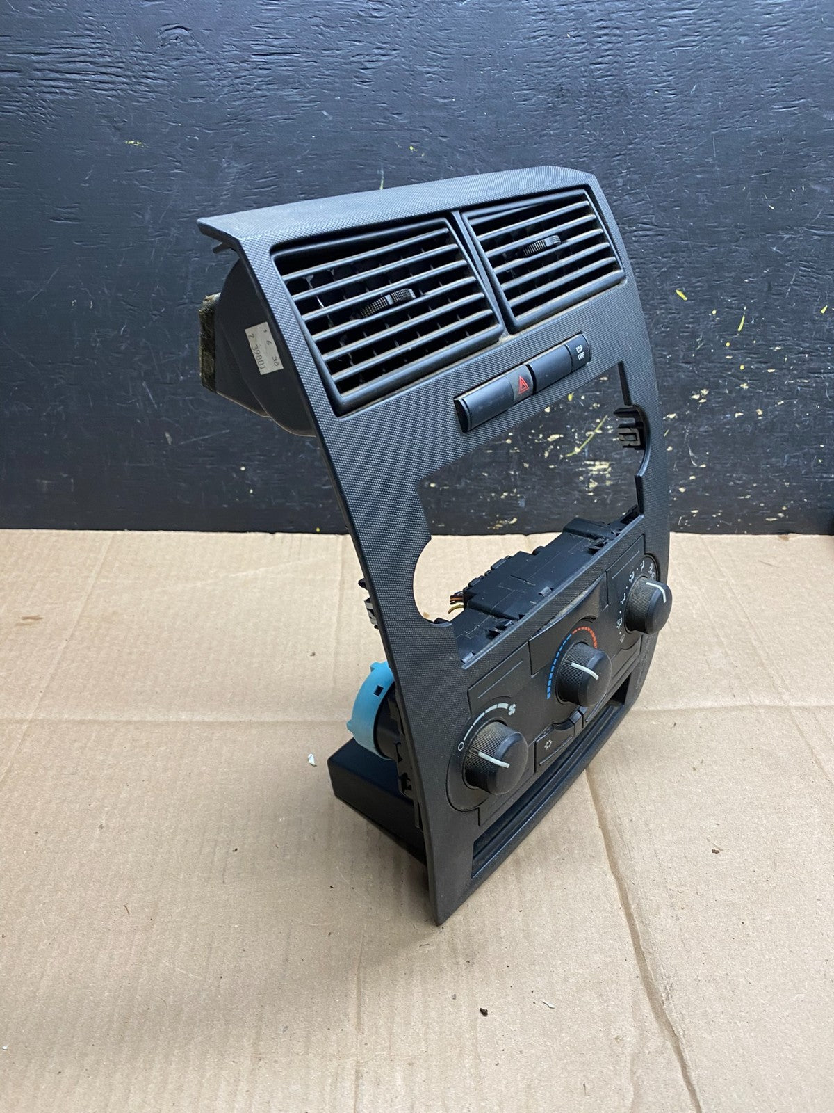 2005 2007 Chrysler 300 Magnum Heater A/C Climate Control  Trim Bezel AA4581 DG1