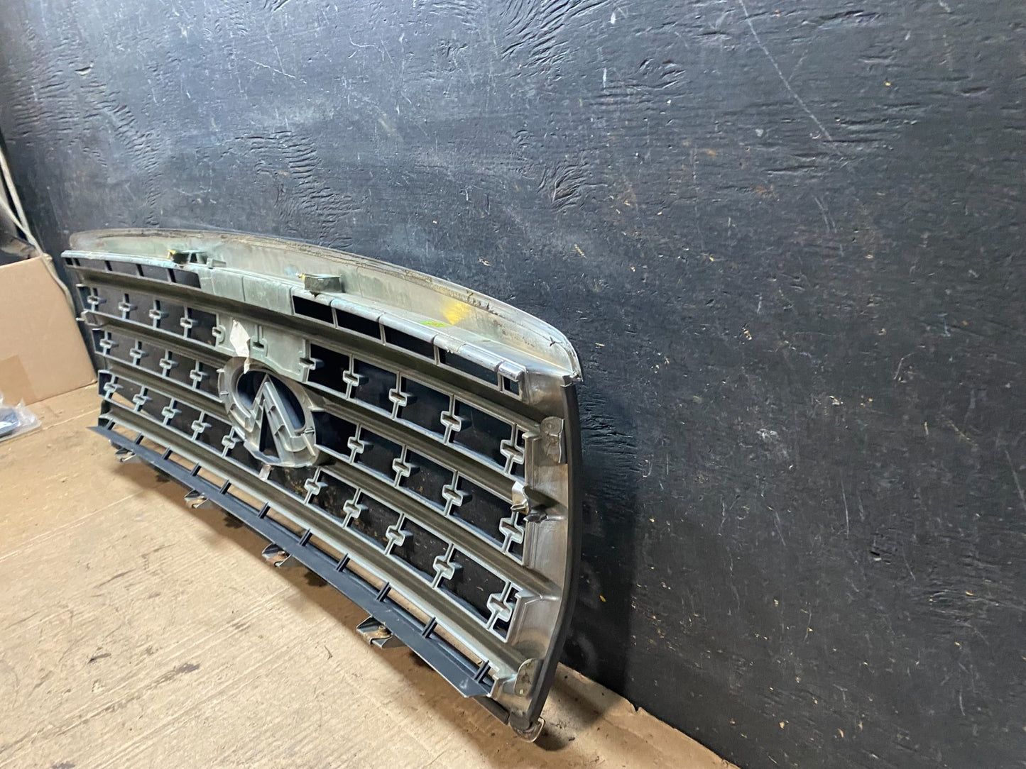 2008 to 2010 Infiniti QX56 Front Upper Chrome Grill Grille T4125 DG7