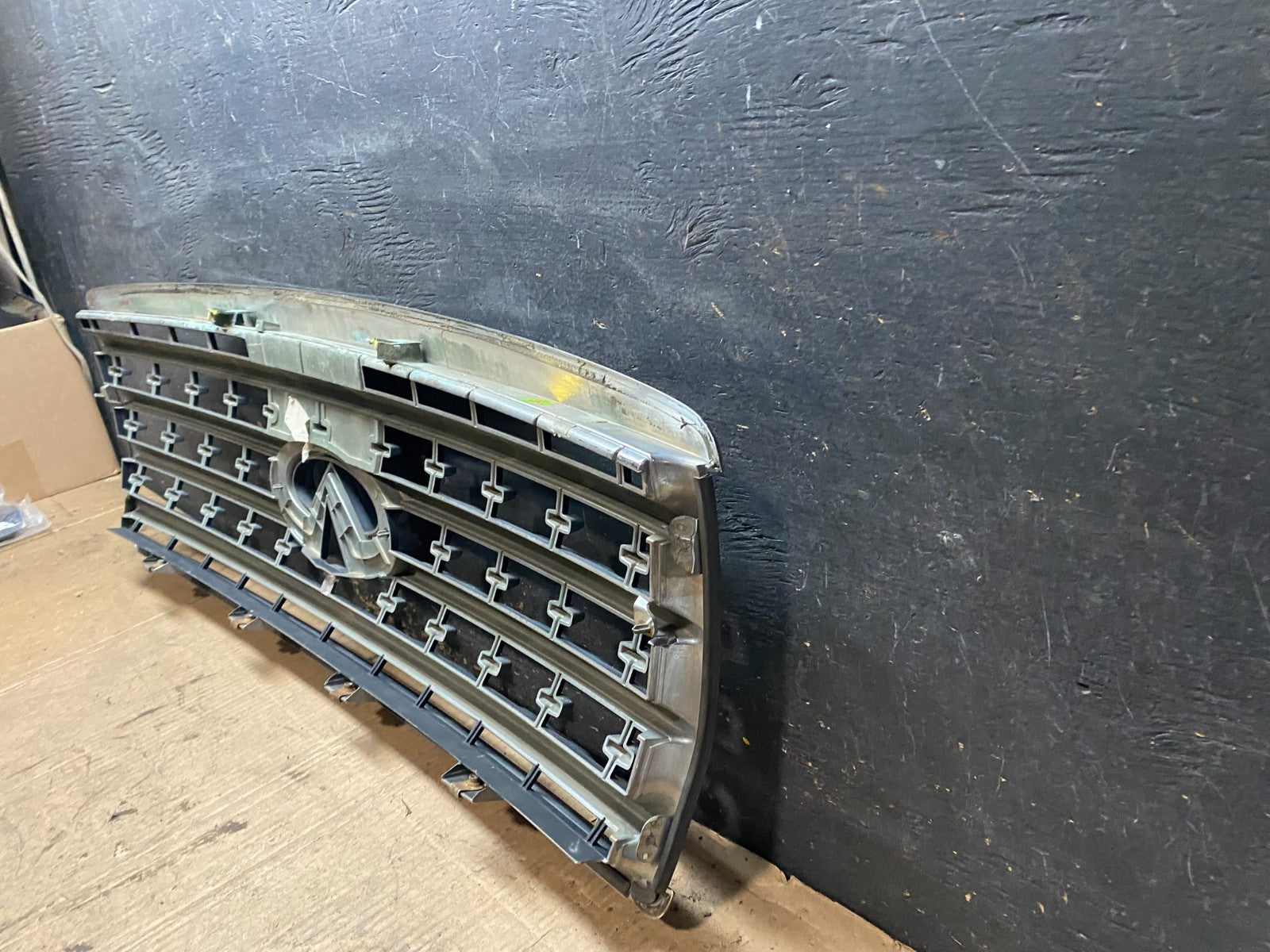 2008 to 2010 Infiniti QX56 Front Upper Chrome Grill Grille T4125 DG7