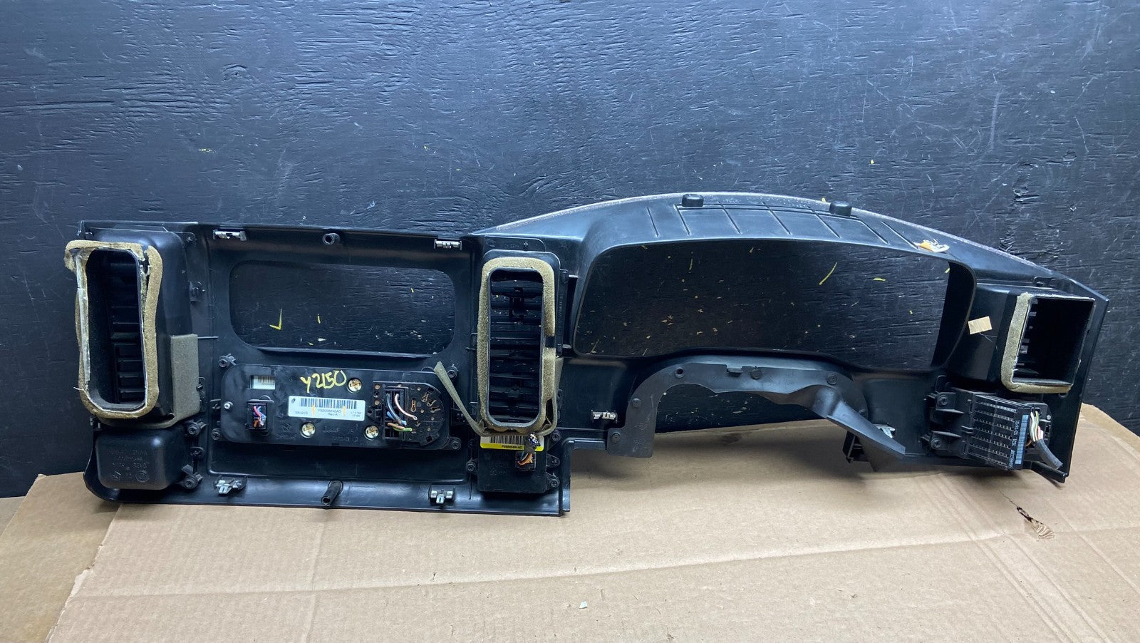 2001 2004 Dodge Dakota Speedometer Climate  Control Radio Panel Bezel Y2150 DG5