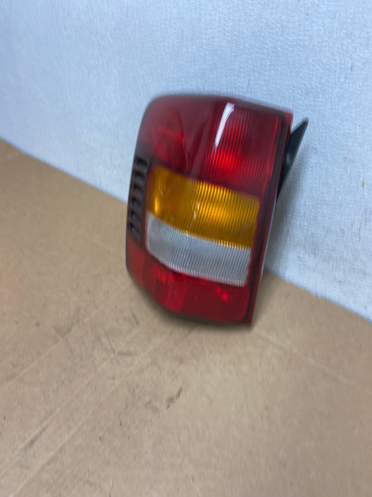 1999 - 2004 Jeep Grand Cherokee WJ Left Driver Lh Tail Light AD5471 LK1