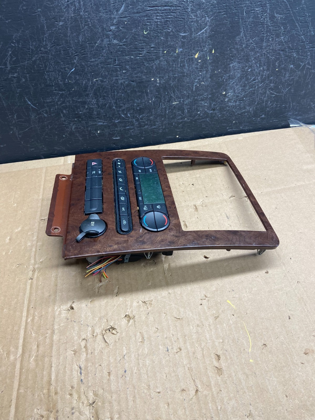 2005 to 2007 Ford Five Hundred Radio Climate Dash Bezel Surround AD2222 DG2