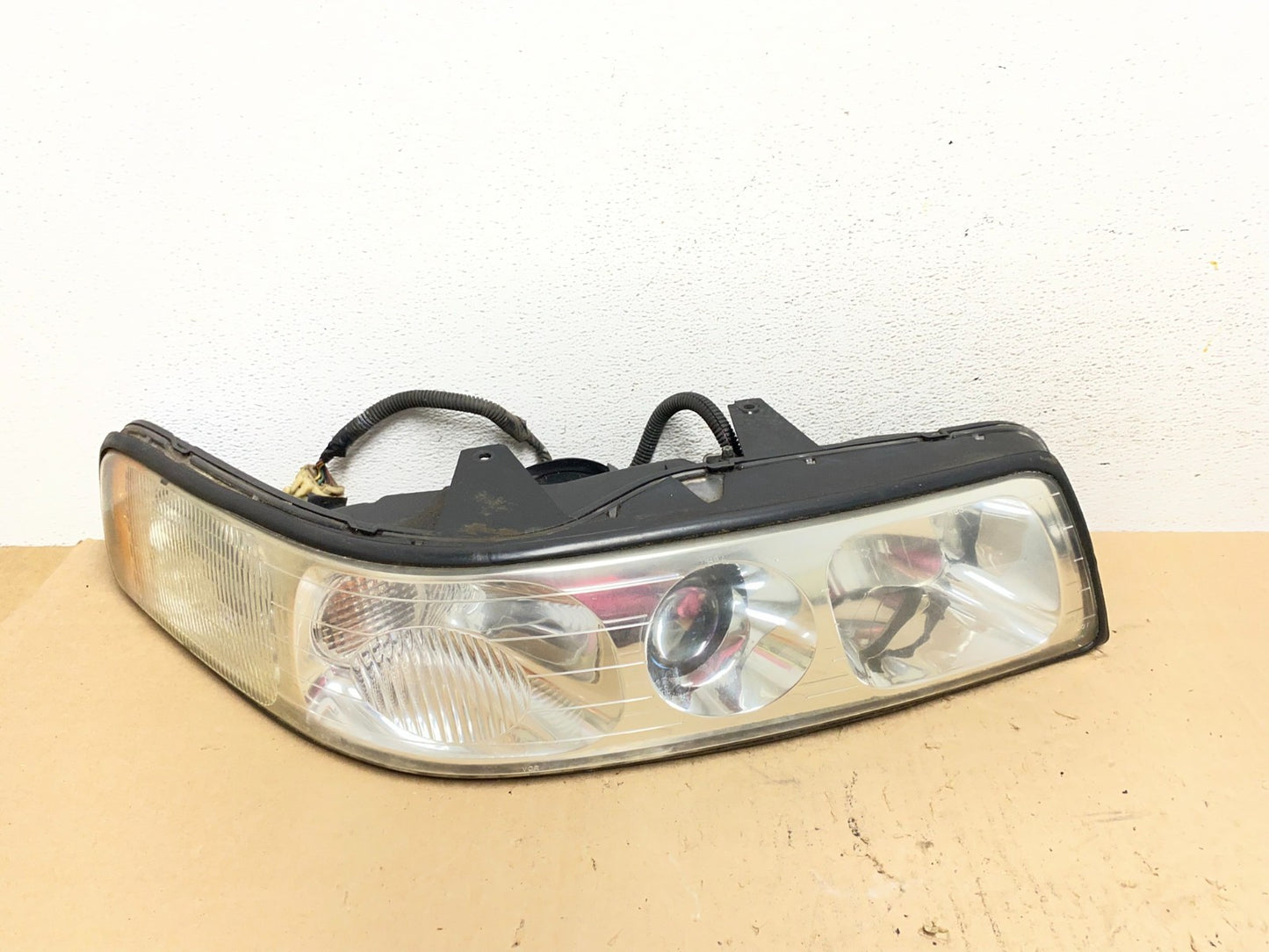 1998 to 2004 Cadillac Seville Right Passenger RH Side Headlight AE6510 DG0