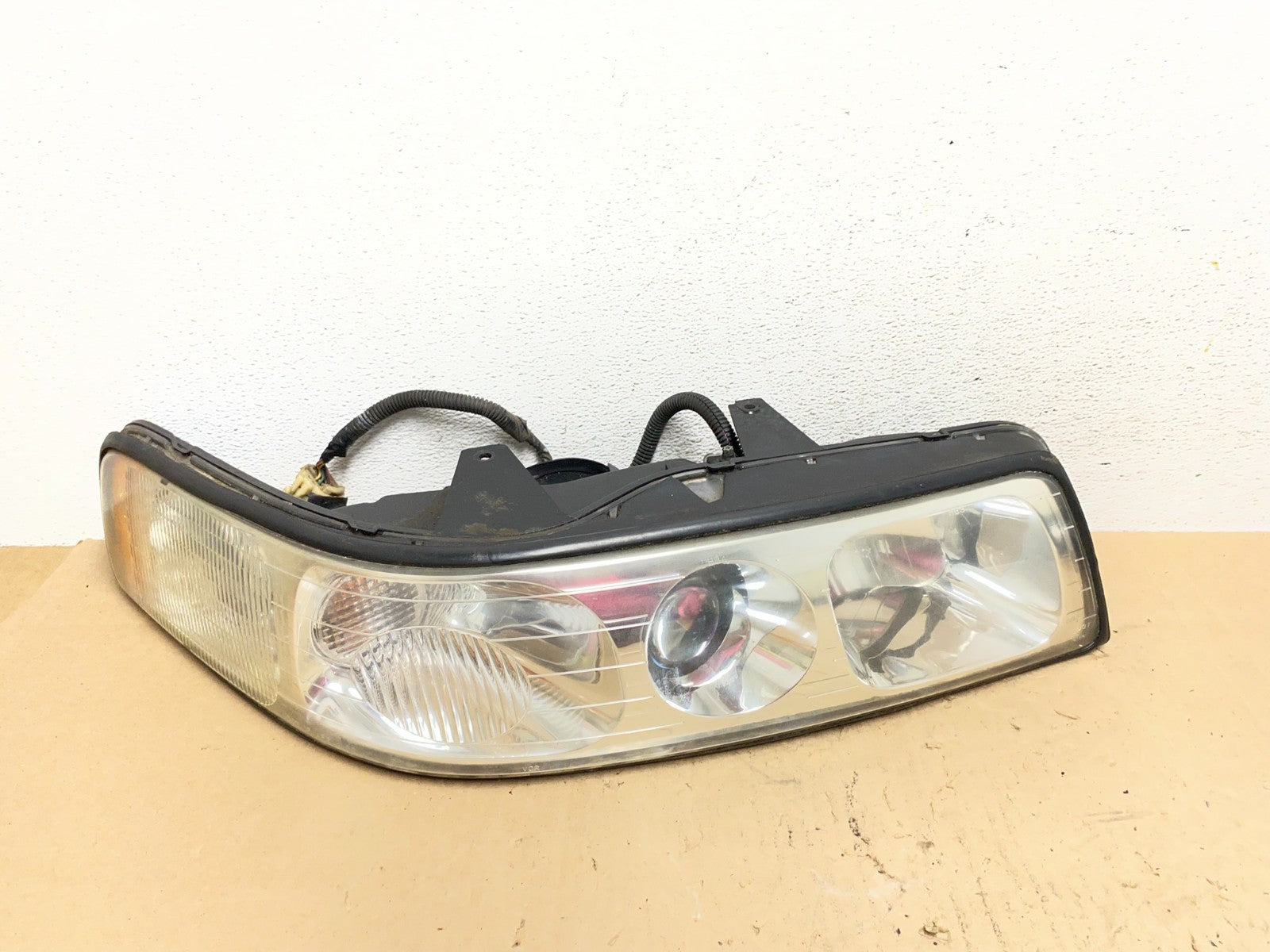 1998 to 2004 Cadillac Seville Right Passenger RH Side Headlight AE6510 DG0