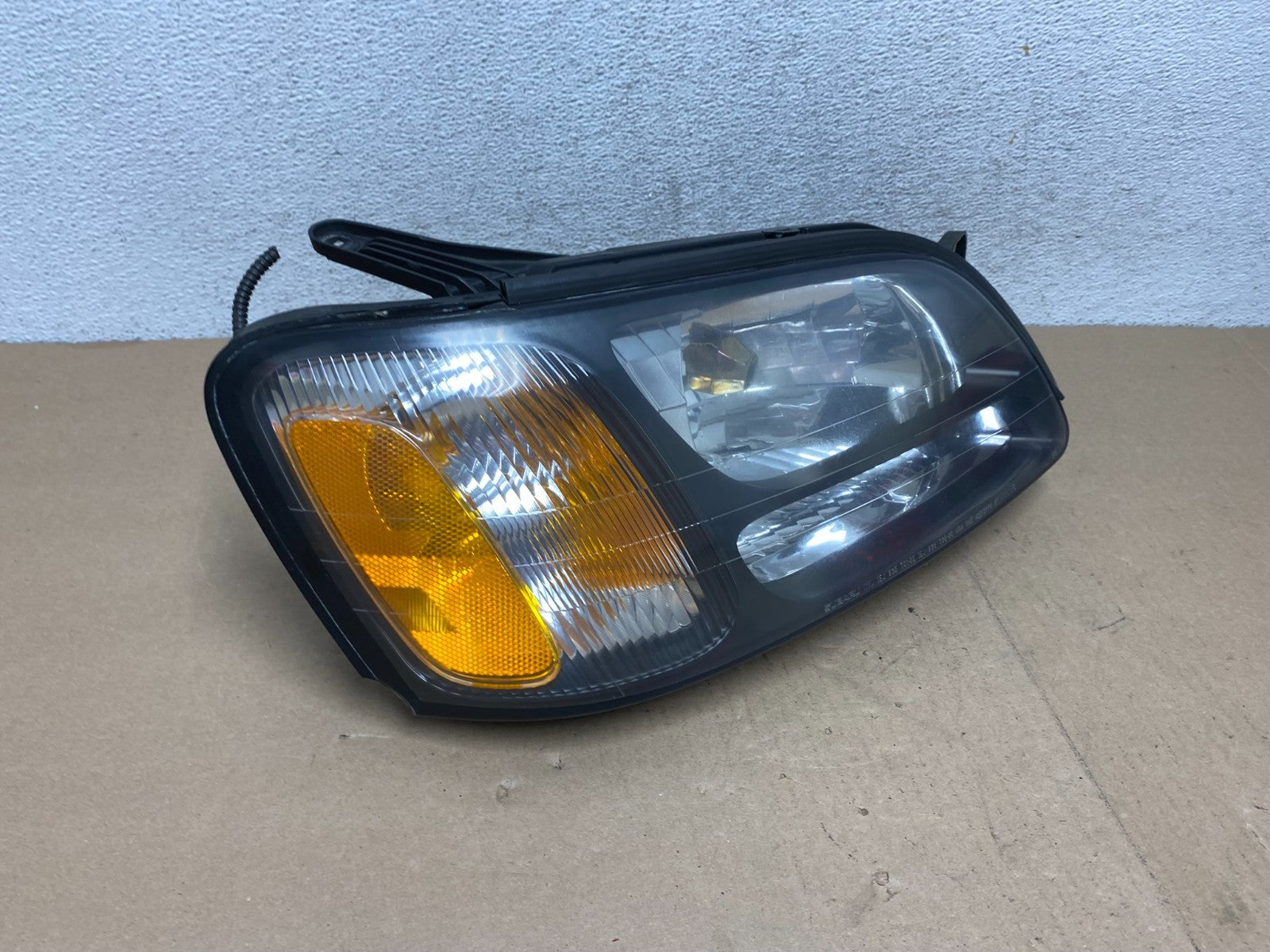 2001 to 2004 Subaru Legacy Outback Right Passenger Rh Headlight AG4610 DW2
